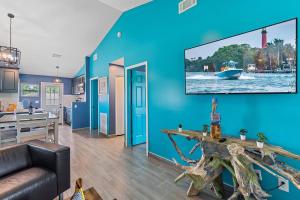 TV a/nebo společenská místnost v ubytování Newly renovated, cozy 2 bedroom