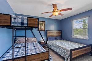 Postel nebo postele na pokoji v ubytování Newly renovated, cozy 2 bedroom