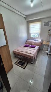 Ένα ή περισσότερα κρεβάτια σε δωμάτιο στο 2-Bedroom, Fully-furnished Condo Unit in Cebu