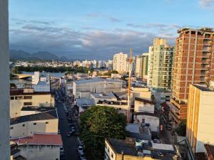 vistas a una ciudad con edificios y coches en Apartamento Centro Guarapari- ES, en Guarapari
