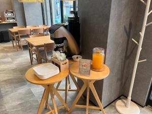 Una mesa con una cafetera y un vaso de jugo de naranja. en Osaka Ebisu Hotel, en Osaka