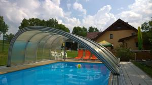 Bazén v ubytování Wellness Penzion Pod Rozhlednou nebo v jeho okolí