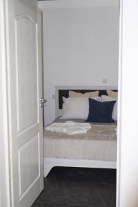 an open door to a bedroom with a bed with pillows at Studio Chic, Rezerva acum! Central, cafea, ceai, apa, parcare publica gratuita, baie cu cabina si cada in Craiova