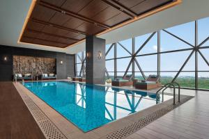La alberca dentro o cerca de Vignette Collection Shanghai Snow World Hotel by IHG