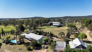 eine Luftansicht eines Betriebs mit einem Haus in der Unterkunft Cuvee Cottage in Lovedale