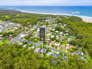 une vue aérienne d'un complexe hôtelier avec la plage dans l'établissement Beach Cottage, à Woolgoolga