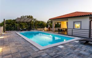 - une piscine sur une terrasse à côté d'une maison dans l'établissement 3 Bedroom Nice Home In Kapovci, à Brusići 32 autres photos