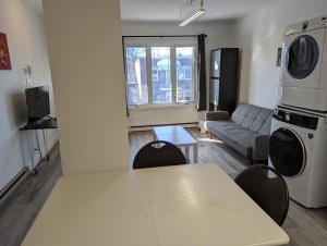 Posezení v ubytování Comfy apartment close to Metro Monk station with self check in