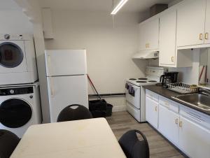 Kuchyň nebo kuchyňský kout v ubytování Comfy apartment close to Metro Monk station with self check in