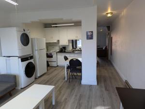Kuchyň nebo kuchyňský kout v ubytování Comfy apartment close to Metro Monk station with self check in