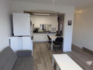 Kuchyň nebo kuchyňský kout v ubytování Comfy apartment close to Metro Monk station with self check in