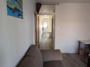 Posezení v ubytování Comfy apartment close to Metro Monk station with self check in