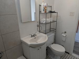 Koupelna v ubytování Comfy apartment close to Metro Monk station with self check in