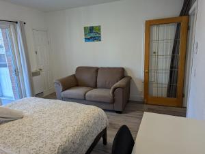 Posezení v ubytování Comfy apartment close to Metro Monk station with self check in