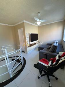 un soggiorno con un divano e una TV di Duplex Cobertura Premium a Feira de Santana