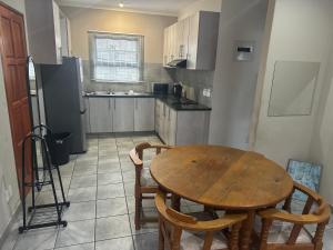 Kuchyň nebo kuchyňský kout v ubytování Ikhaya guesthouse2
