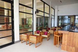 Habitación con bar con sillas y mesa. en Grand Beach, en Wadduwa 13 fotos más