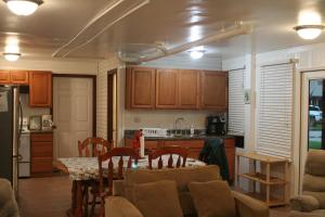 Η κουζίνα ή μικρή κουζίνα στο Camp Gator Unit #2 +10 φωτογραφίες