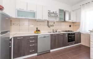 Kuchyňa alebo kuchynka v ubytovaní Two-Bedroom Holiday Home In Sibenik + 15 fotografií