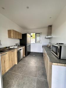Dapur atau dapur kecil di Ononui Lodge Airport, Ocean-View, Private Bathroom and Balcony, Free WiFi and Parking, On-Site Car Rental
