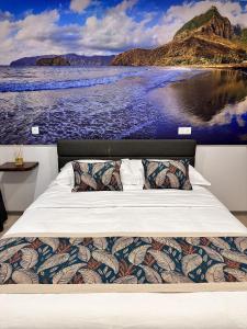 Katil atau katil-katil dalam bilik di Ononui Lodge Airport, Ocean-View, Private Bathroom and Balcony, Free WiFi and Parking, On-Site Car Rental