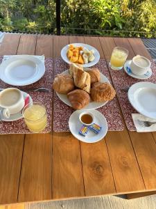 Makanan di atau berdekatan rumah tamu ini