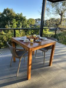 Balkoni atau teres di Ononui Lodge Airport, Ocean-View, Private Bathroom and Balcony, Free WiFi and Parking, On-Site Car Rental