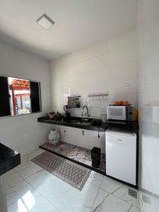 A cozinha ou cozinha compacta de Pousada Serra de São Thomé