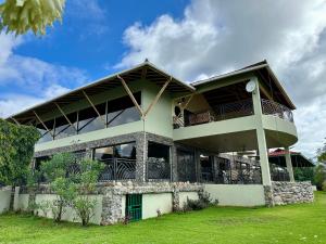 a building with a balcony on top of it at Villa Vambú, Chiriquí, Panamá in Chiriquí