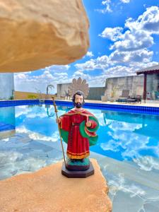 A piscina localizada em Pousada Serra de São Thomé ou nos arredores