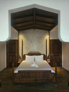 Un dormitorio con una cama grande con sábanas blancas. en Minh House- Phước Trường 11, en Da Nang