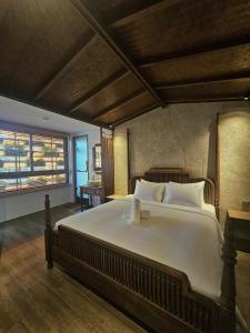 1 dormitorio grande con 1 cama grande con sábanas blancas en Minh House- Phước Trường 11, en Da Nang 11 fotos más