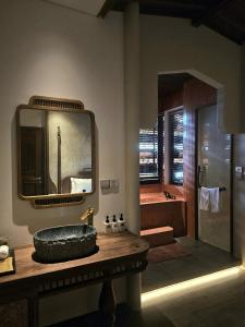 Un baño con un gran espejo y un lavabo. en Minh House- Phước Trường 11, en Da Nang