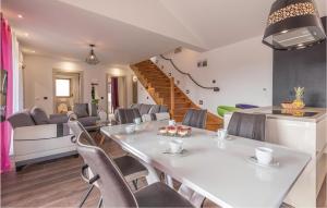 Posedenie v ubytovaní Lovely Home In Krk With Kitchen
