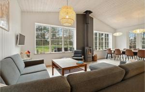 Χώρος καθιστικού στο Awesome Home In Højslev With Sauna