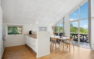 Kuchyň nebo kuchyňský kout v ubytování Cozy Home In Børkop With Wifi