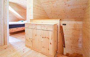 Postel nebo postele na pokoji v ubytování Schoenes Holzhaus In Flattnitz