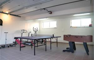 Stolný tenis v ubytovaní Awesome Home In Radosic alebo v jeho okolí