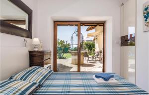 Posteľ alebo postele v izbe v ubytovaní 2 Bedroom Nice Home In Matulji