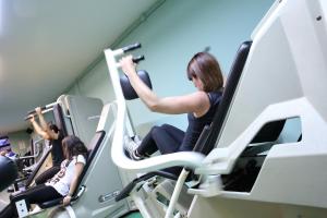 a group of people riding on a treadmill in a gym at Green Sporting Club Hotel in Alghero