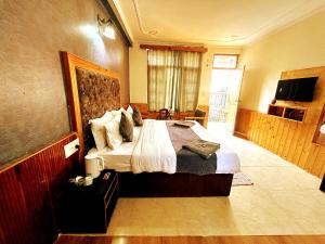 TV a/nebo společenská místnost v ubytování Elena Aastha - Valley View Rooms + 25 fotografií
