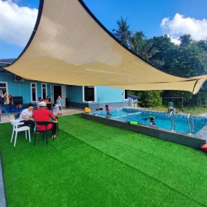 Bazén v ubytování Mikayla Pool Homestay Gadek, Alor Gajah nebo v jeho okolí