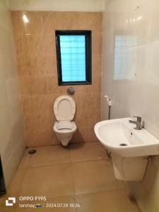 Koupelna v ubytování HOTEL SHRI PUSHPANJALI SHIRDI