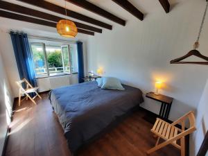 Postel nebo postele na pokoji v ubytování Le Petit Moulin Rouge, B&B, SDB en-suite, parking privé gratuit + 10 fotografií