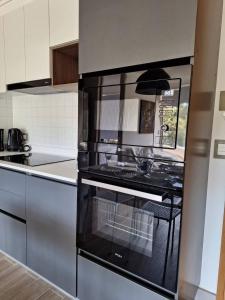 a kitchen with a black stove top oven at Reñaca I Nuevo I Luminoso I Circuito Trekking in Viña del Mar