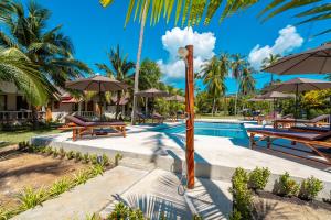 Bazén v ubytování Lanta Beachfront Resort nebo v jeho okolí
