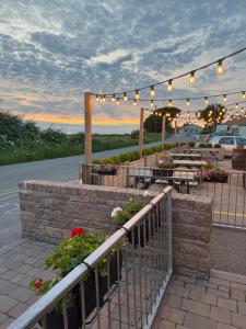 un patio con tavolo, fiori e luci di Family Beach Getaway, Pools, Mountains and more a Prestatyn