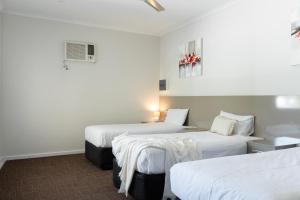 Highway 1 Holiday & Lifestyle Park客房内的一张或多张床位