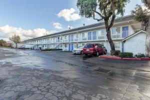 un estacionamiento frente a un edificio en Motel 6 Hayward, CA- East Bay en Hayward