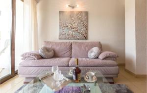Posezení v ubytování 6 Bedroom Pet Friendly Home In Zmijavci